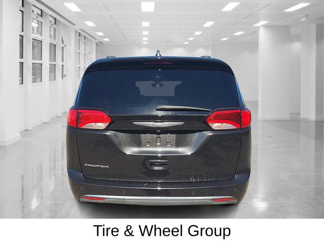 2017 Chrysler Pacifica Touring L photo 3