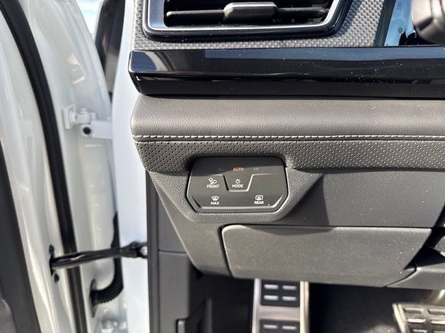 2025 Volkswagen Atlas Cross Sport SEL Premium R-Line photo 15