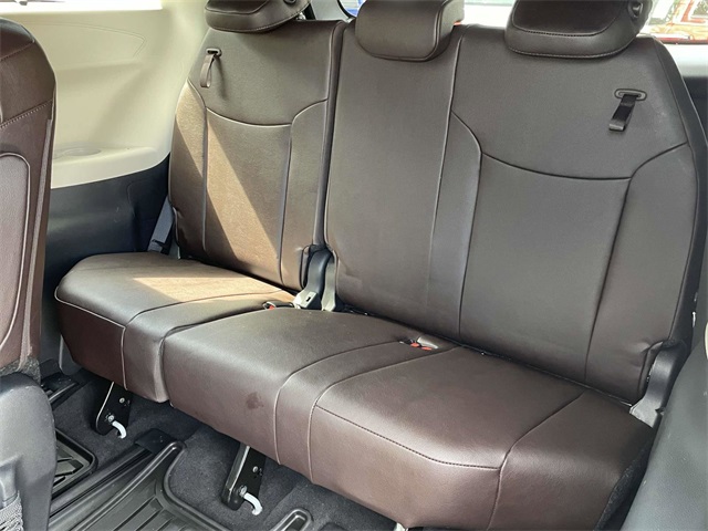 2023 Toyota Sienna Platinum photo 4
