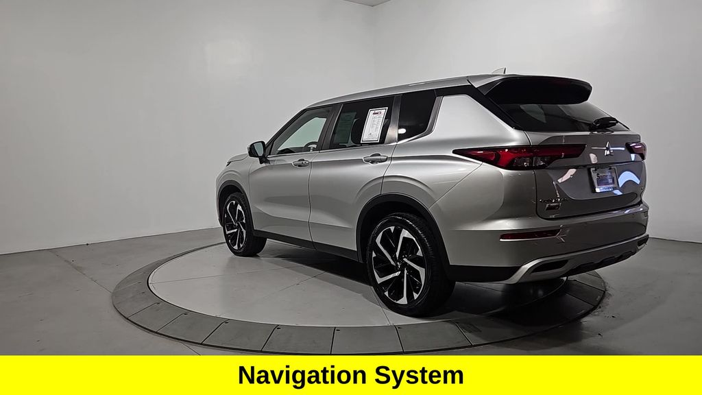 2023 Mitsubishi Outlander SE photo 2