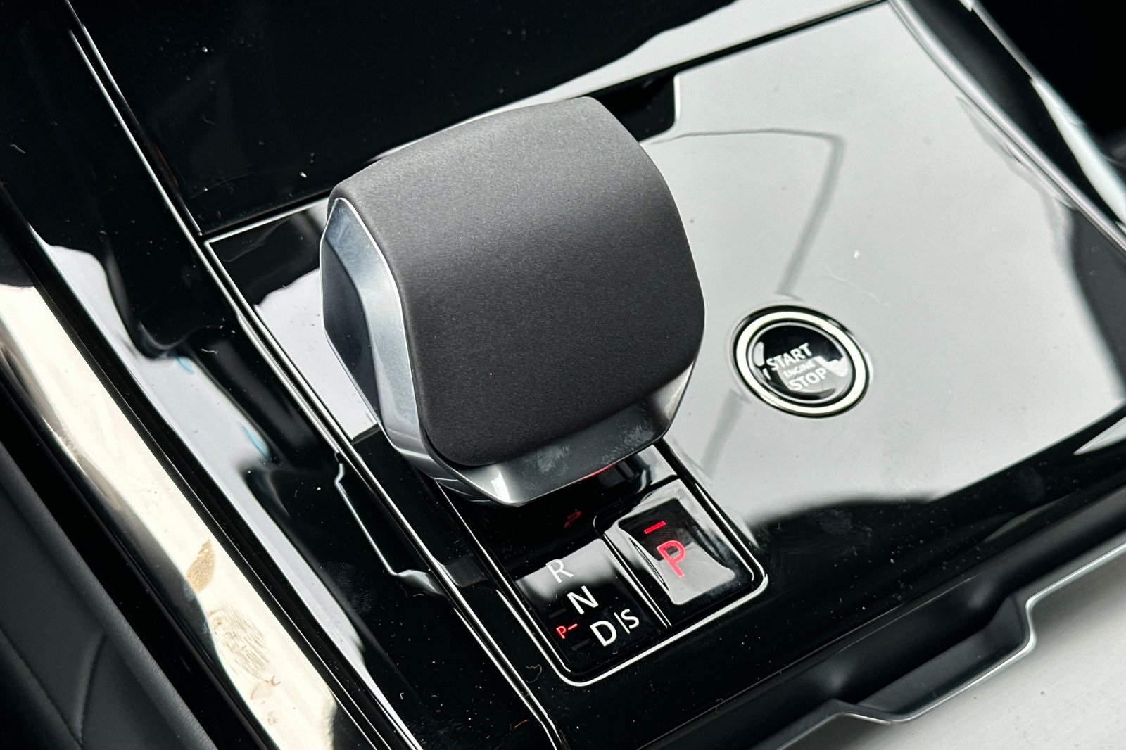 2025 Land Rover Range Rover Sport P360 S photo 8