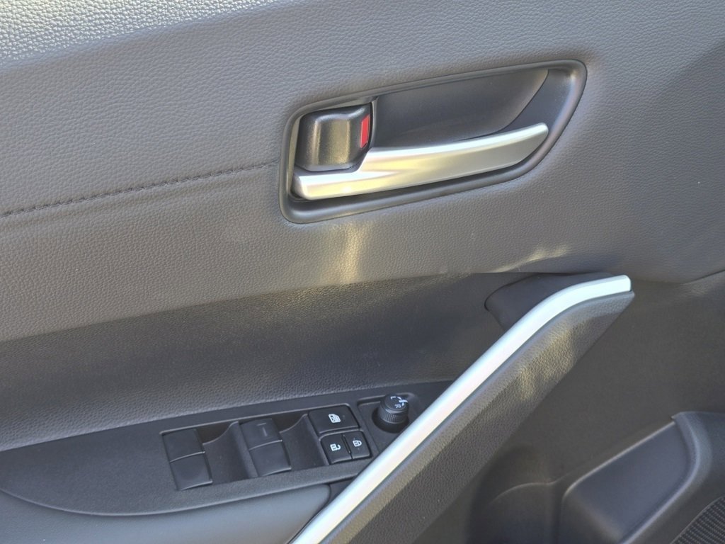 2025 Toyota Corolla Cross XLE photo 28