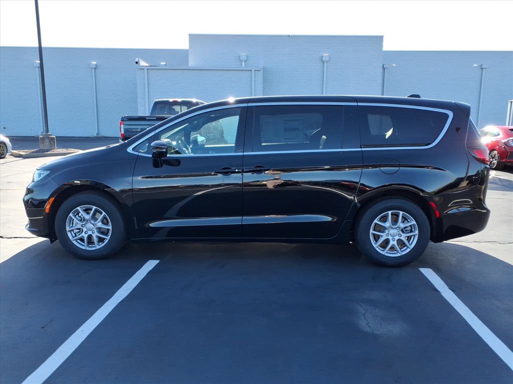 2026 Chrysler Pacifica photo 2