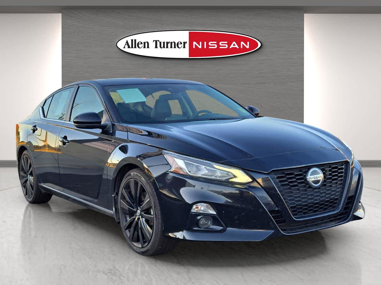 2022 Nissan Altima SR's photo