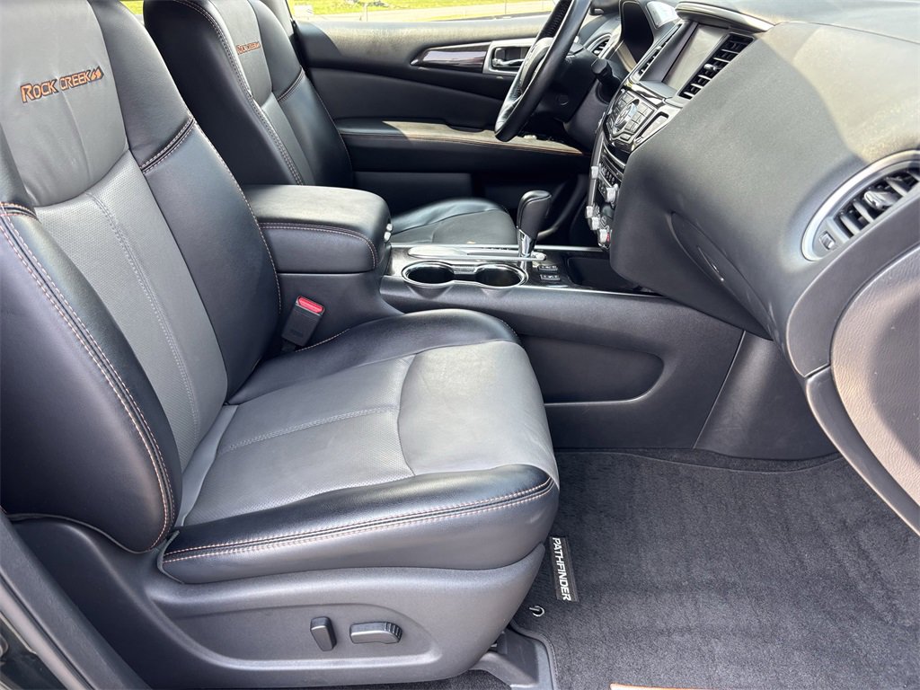 2019 Nissan Pathfinder SL photo 26
