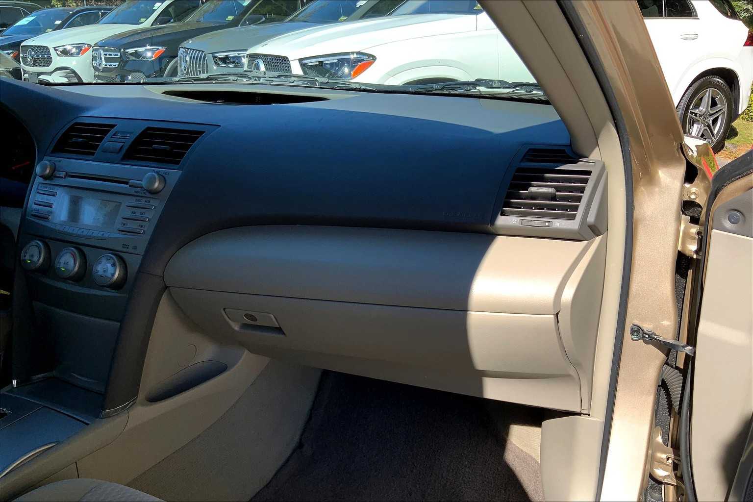 2010 Toyota Camry LE photo 17