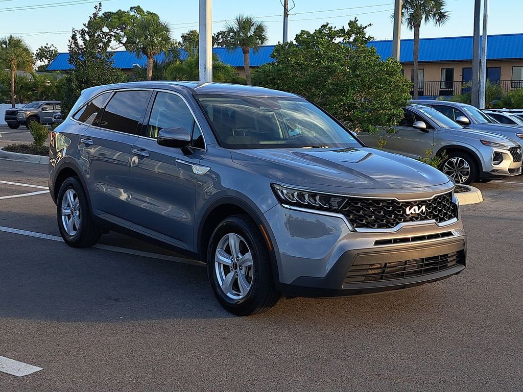 2023 Kia Sorento LX photo 3