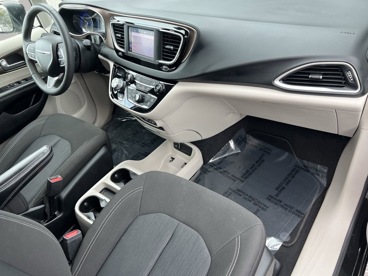 2022 Chrysler Voyager LX photo 11