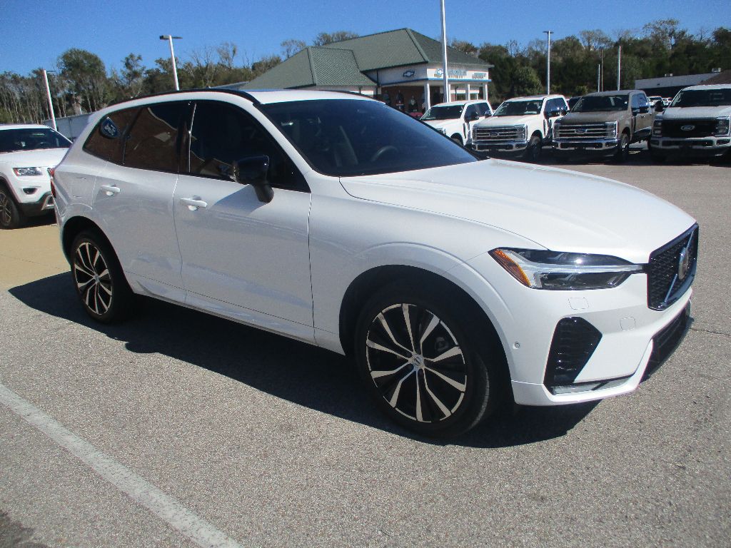 2024 Volvo XC60 Plus's photo