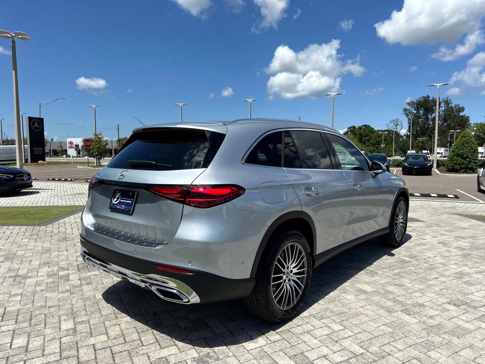 2025 Mercedes Benz GLC 300 photo 4