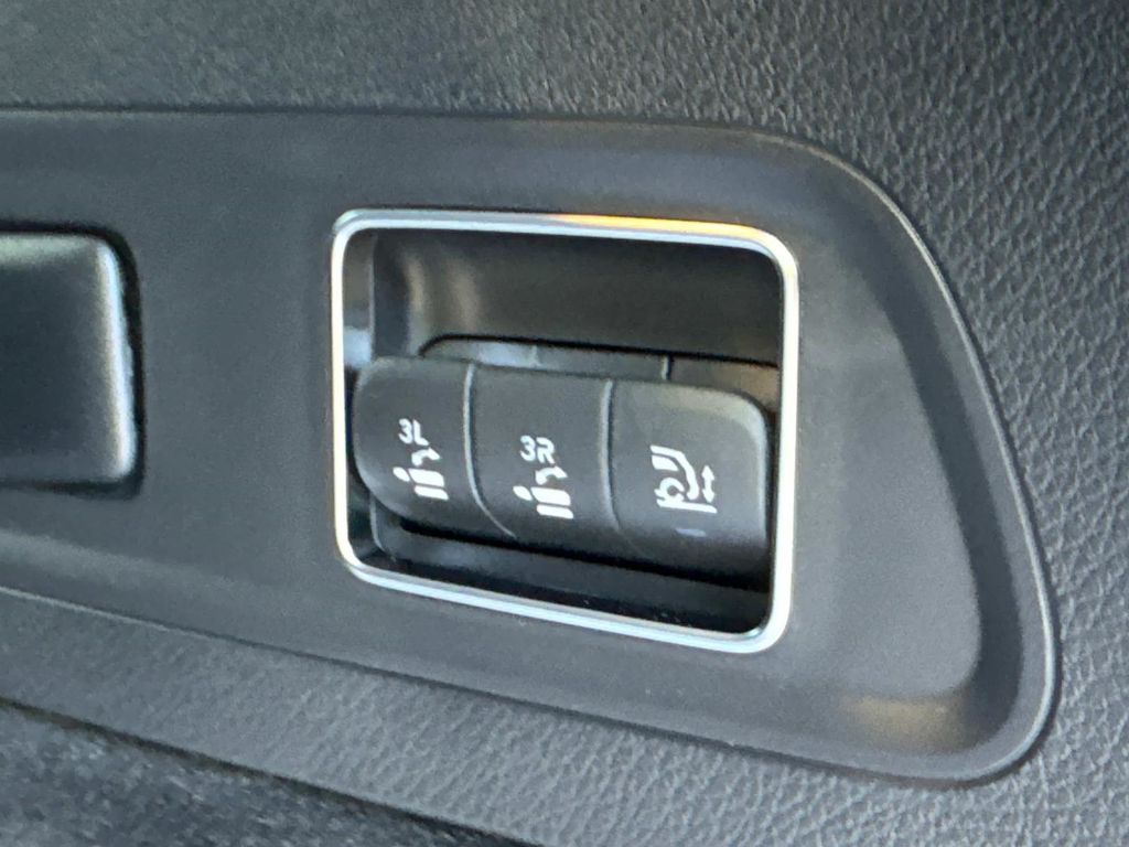 2026 Mercedes Benz GLS 450 4MATIC photo 4