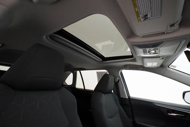 2022 Toyota RAV4 Hybrid XLE photo 22