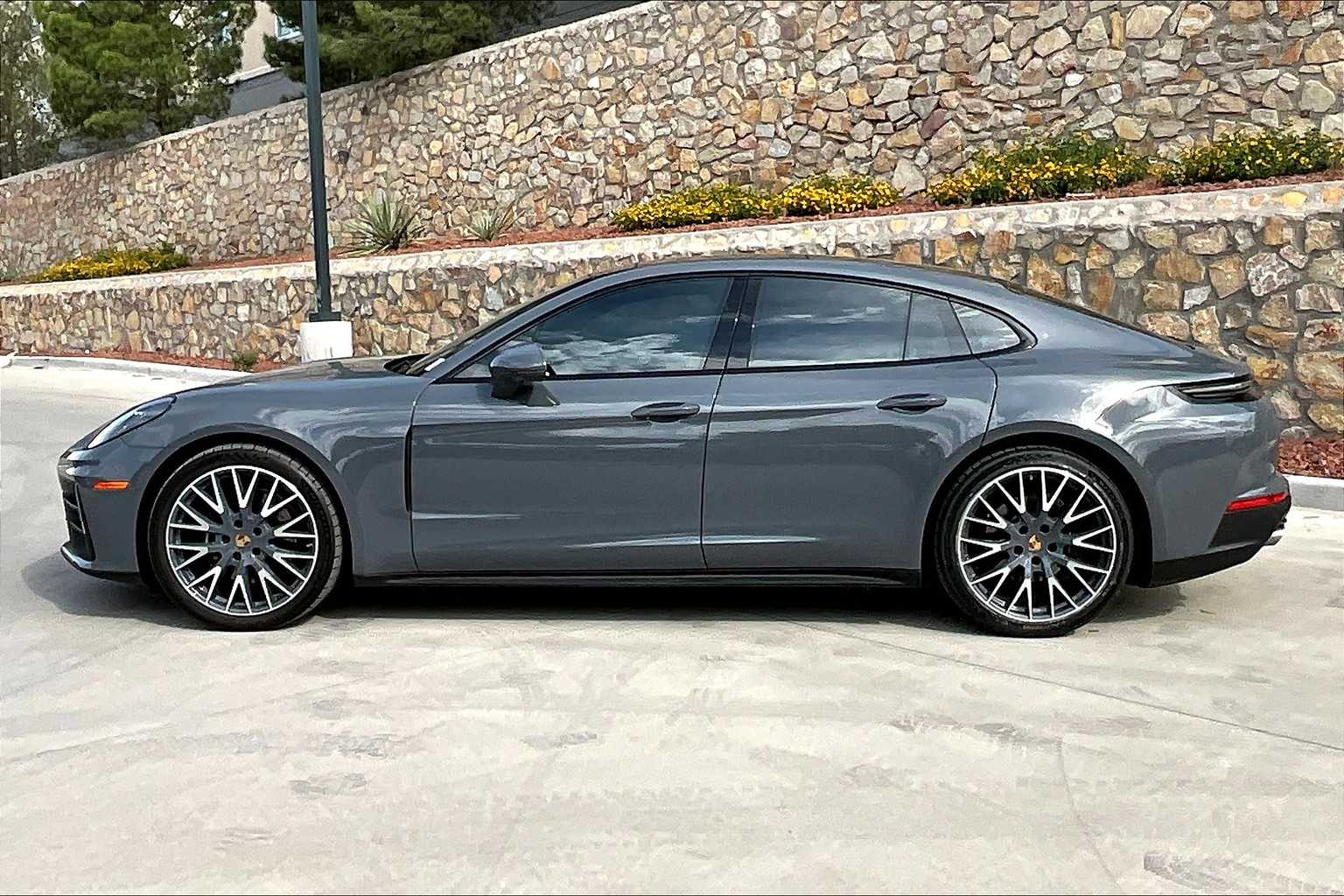 2025 Porsche Panamera 4 photo 2