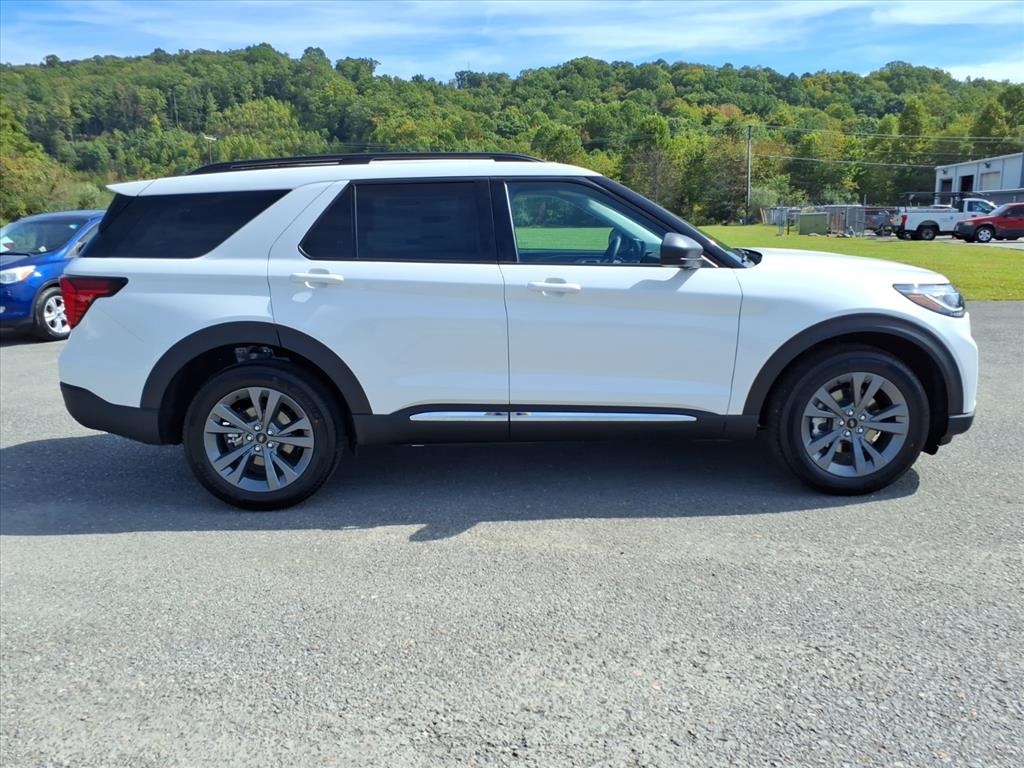2025 Ford Explorer photo 3