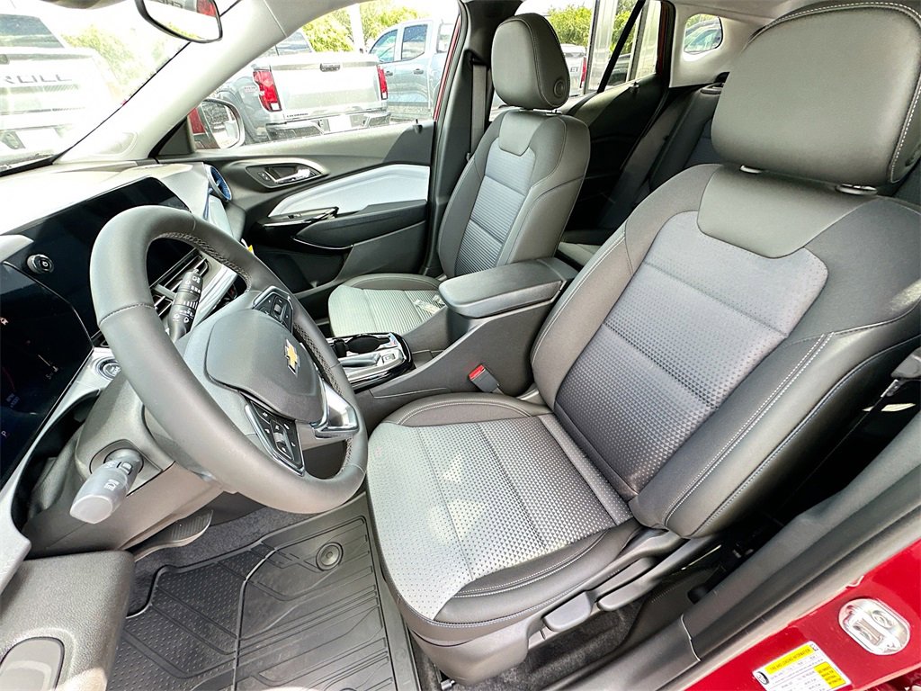 2025 Chevrolet Trax LT photo 12