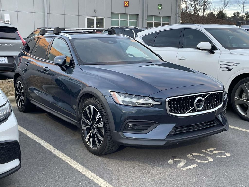 2021 Volvo V60 Cross Country Base's photo