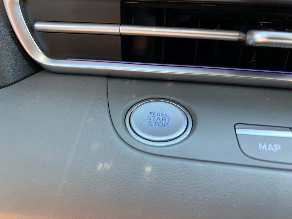 2024 Hyundai Elantra SEL photo 16