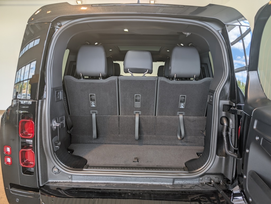 2025 Land Rover Defender 130 X-Dynamic SE photo 4