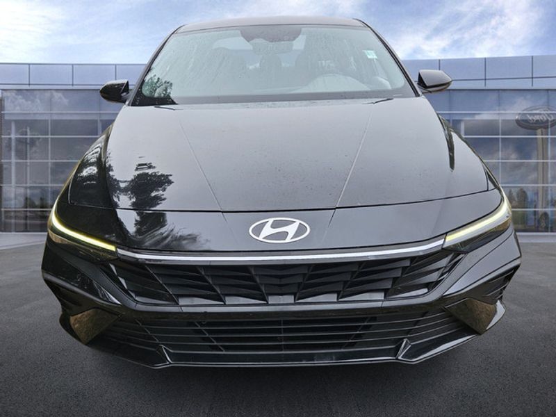 2024 Hyundai Elantra SEL photo 2
