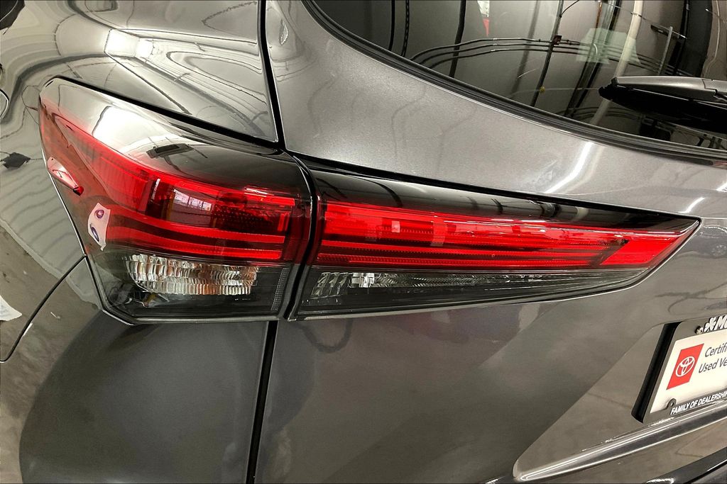 2021 Toyota Highlander Hybrid LE photo 29