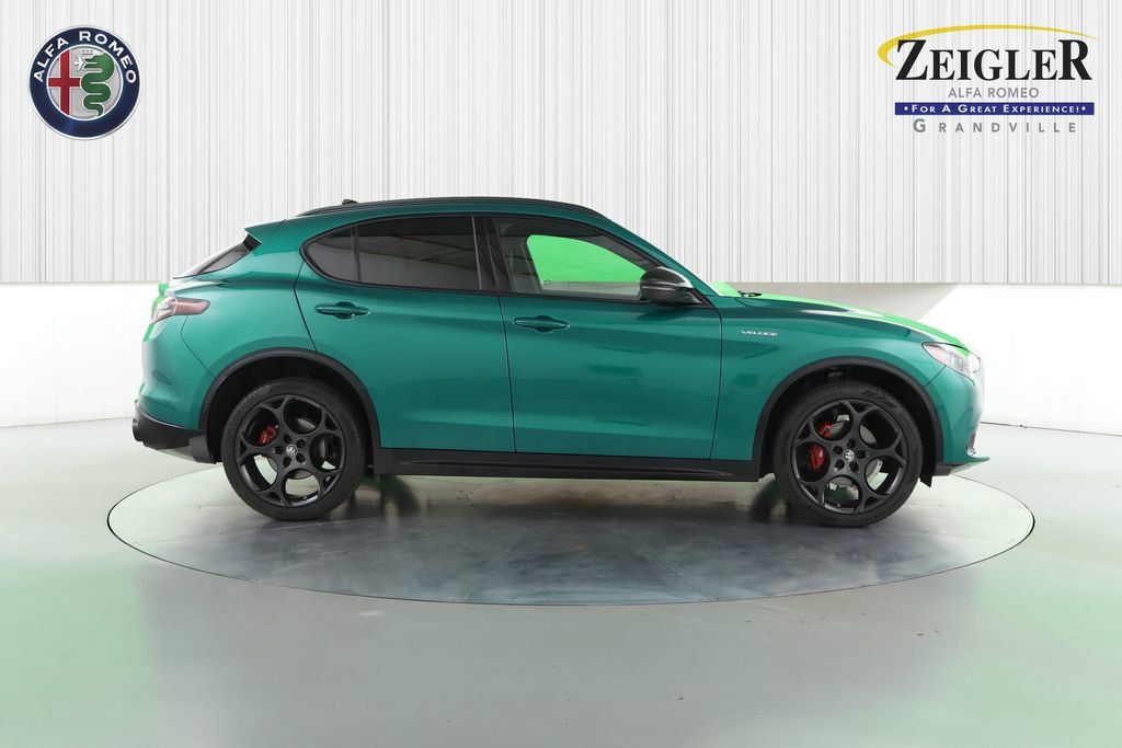 2025 Alfa Romeo Stelvio Sport photo 2