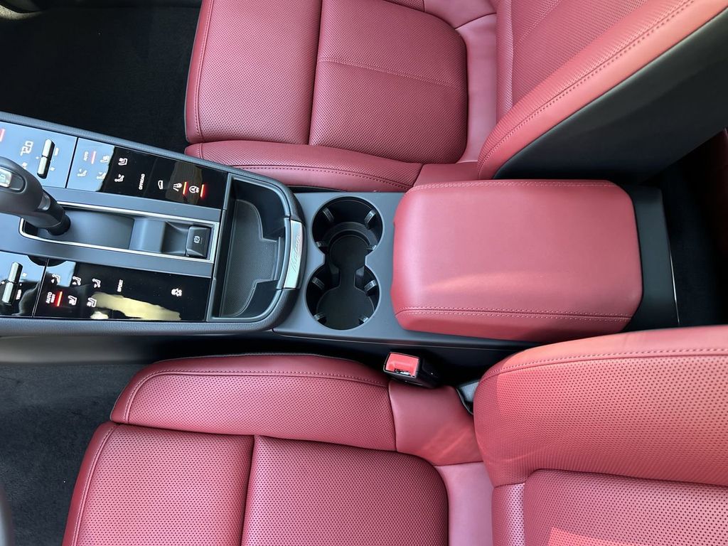 2025 Porsche Macan Base photo 24