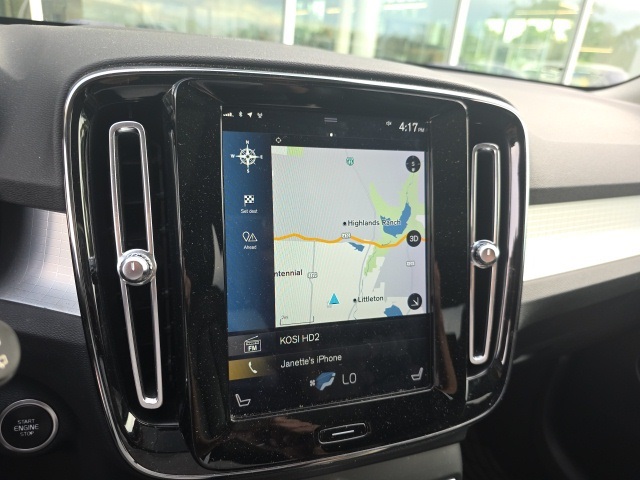 2019 Volvo XC40 Momentum photo 4