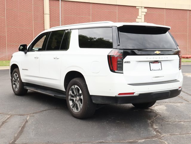 2025 Chevrolet Suburban LS photo 4