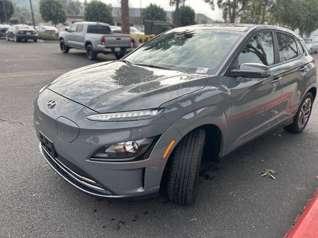 Used 2023 Gray Hyundai SE image 3