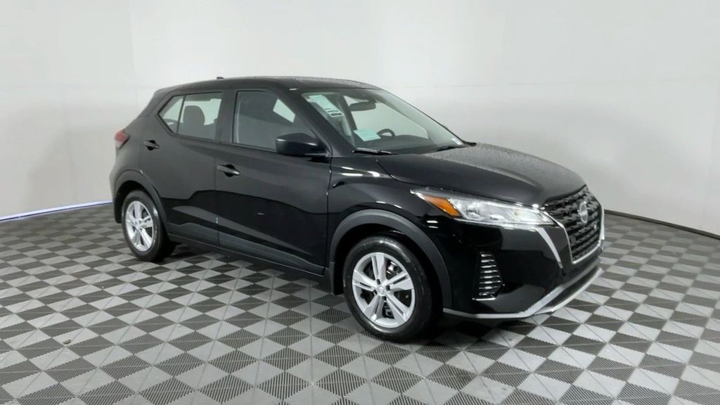 2025 Nissan Kicks Play S photo 2