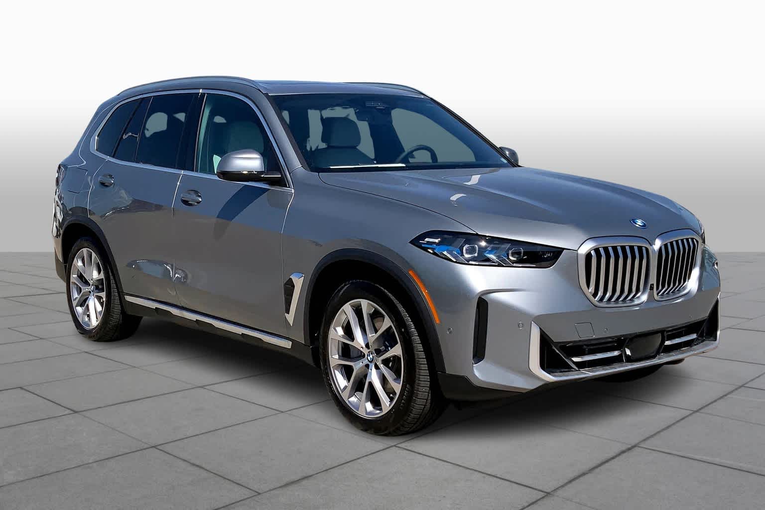 New 2025 Skyscraper Grey Metallic BMW xDrive50e image 2
