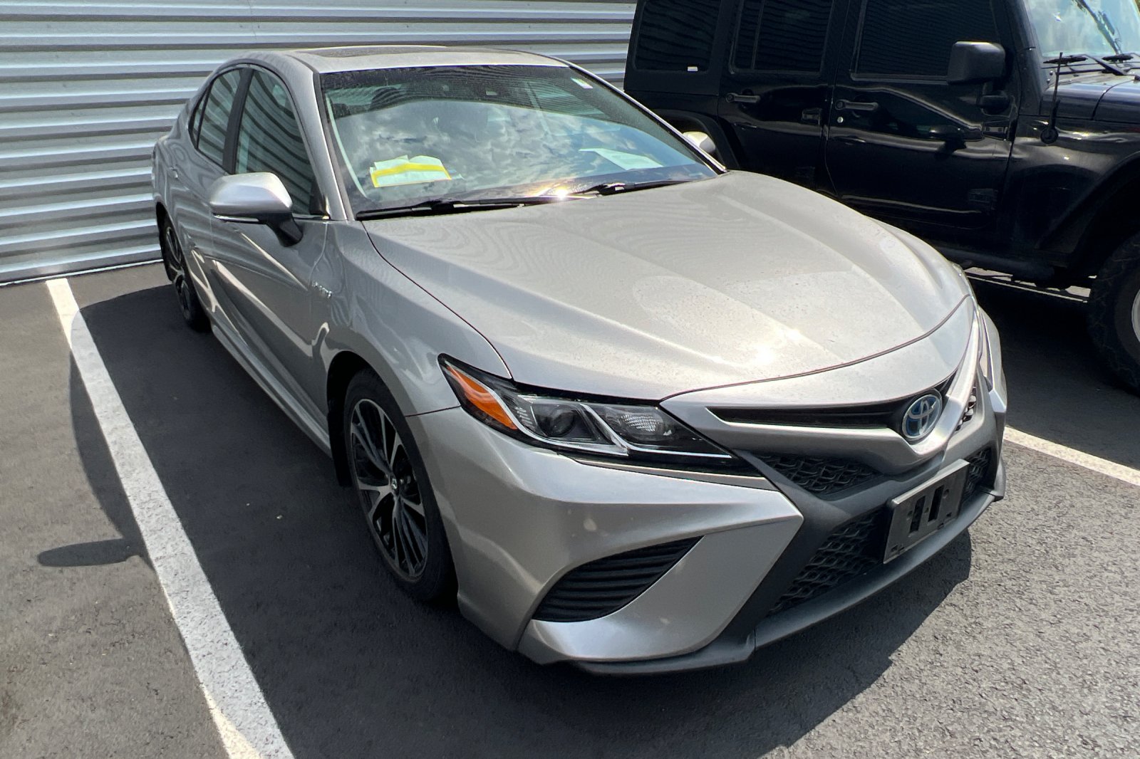 2019 Toyota Camry Hybrid SE photo 2