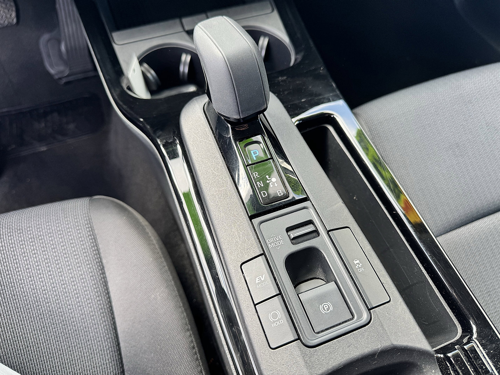 2024 Toyota Prius LE photo 16