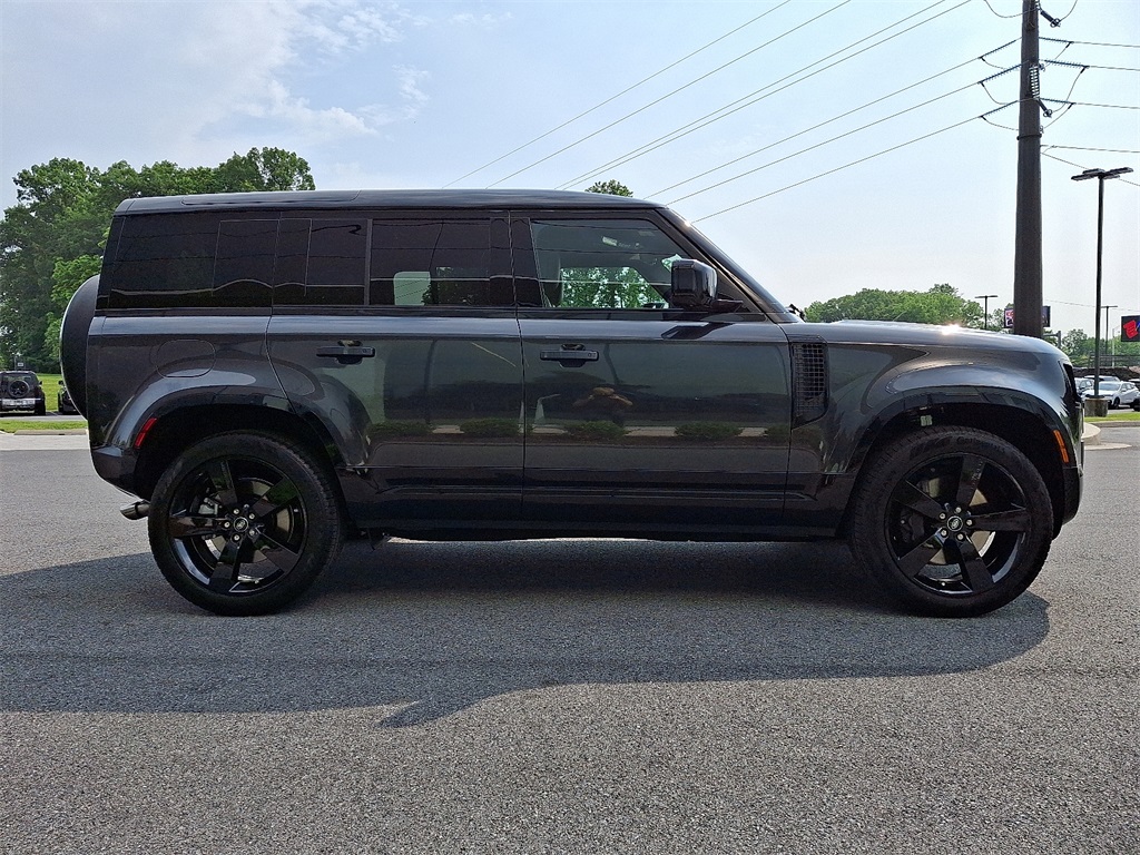 2025 Land Rover Defender 110 X-Dynamic SE photo 3