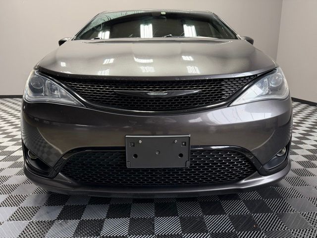 2018 Chrysler Pacifica Touring Plus photo 3