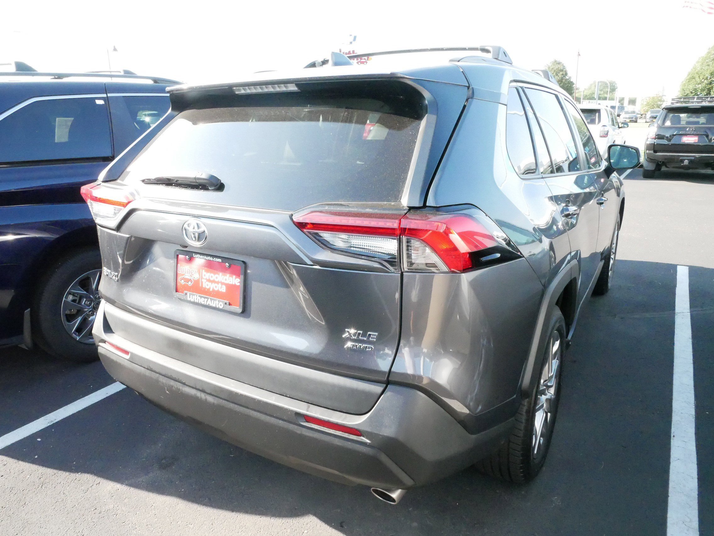2020 Toyota RAV4 XLE Premium photo 2