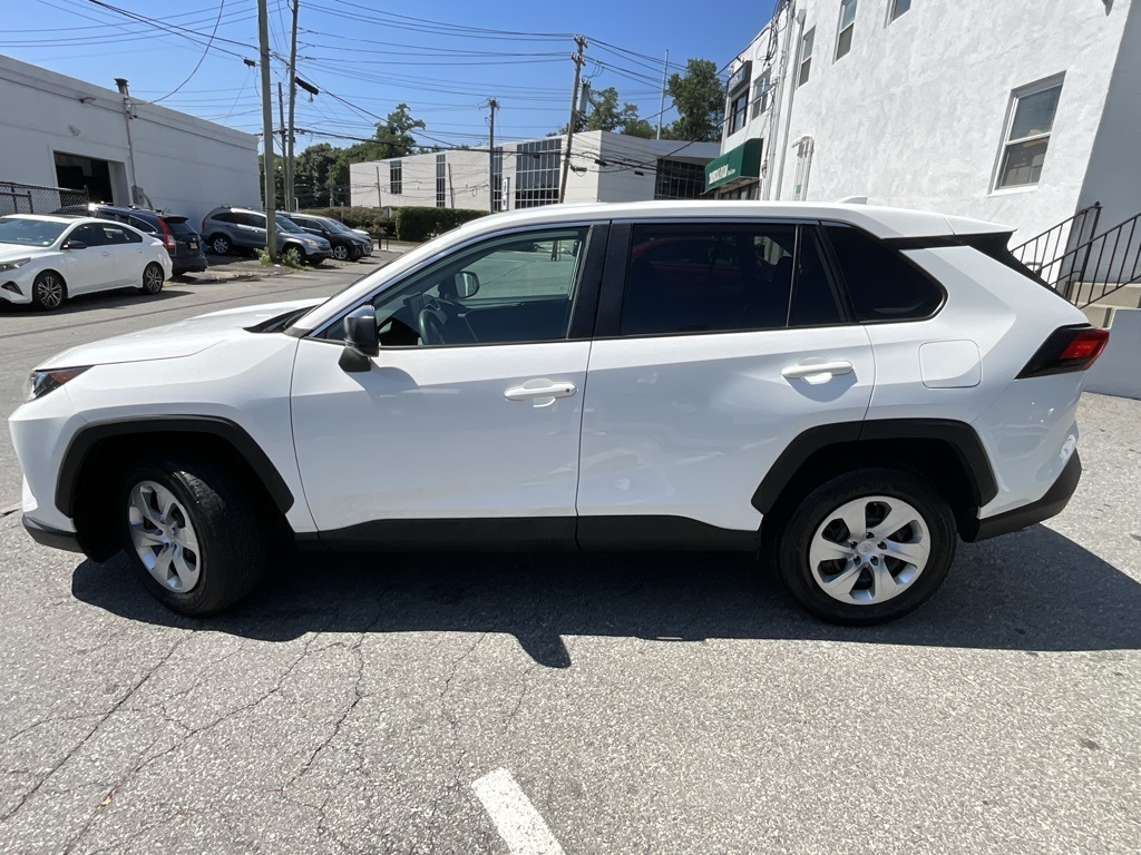 2022 Toyota RAV4 LE photo 2