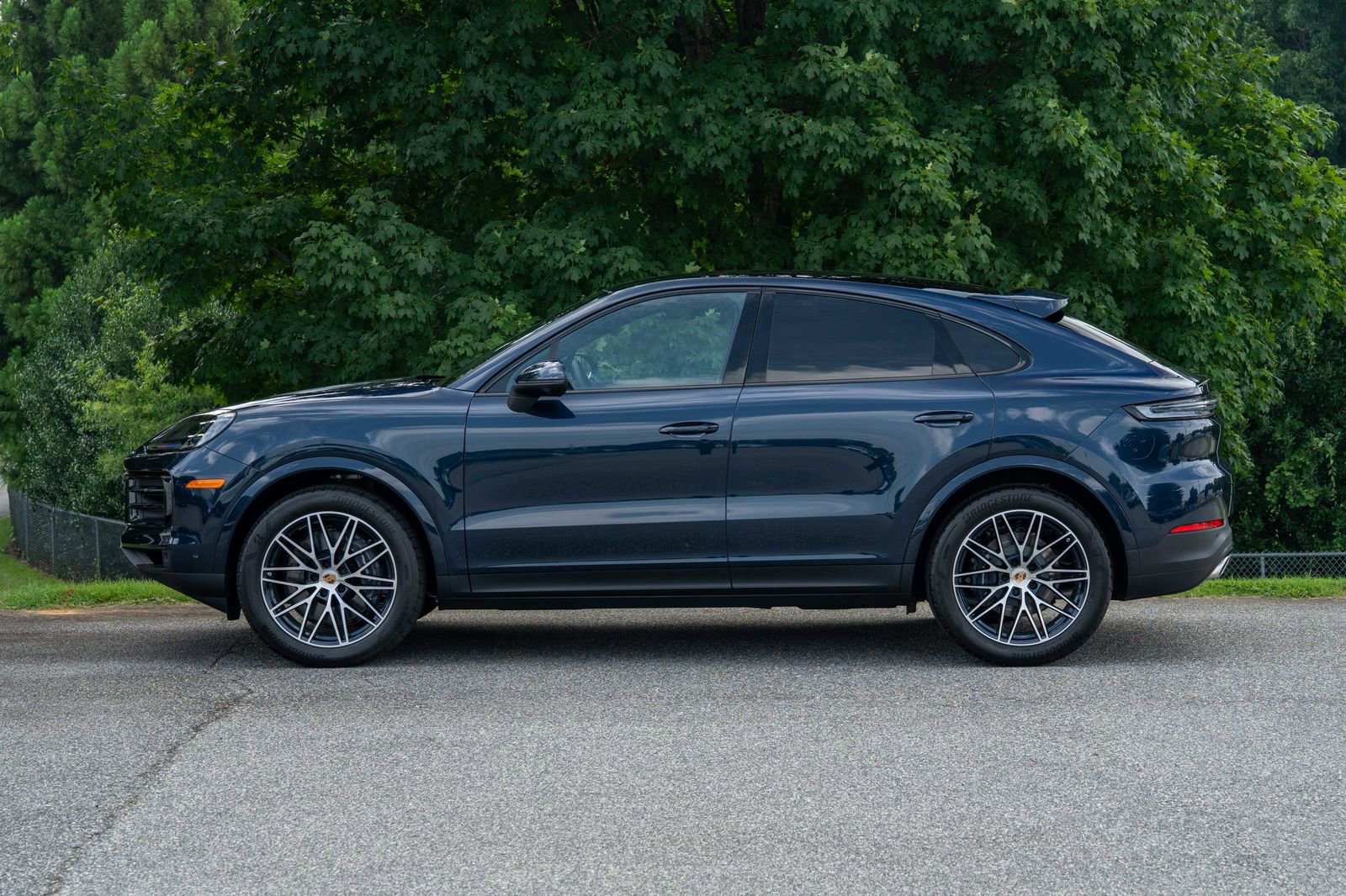 2025 Porsche Cayenne Base photo 2
