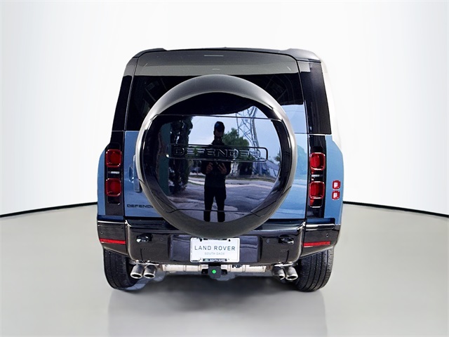 2025 Land Rover Defender 110 X-Dynamic SE photo 3