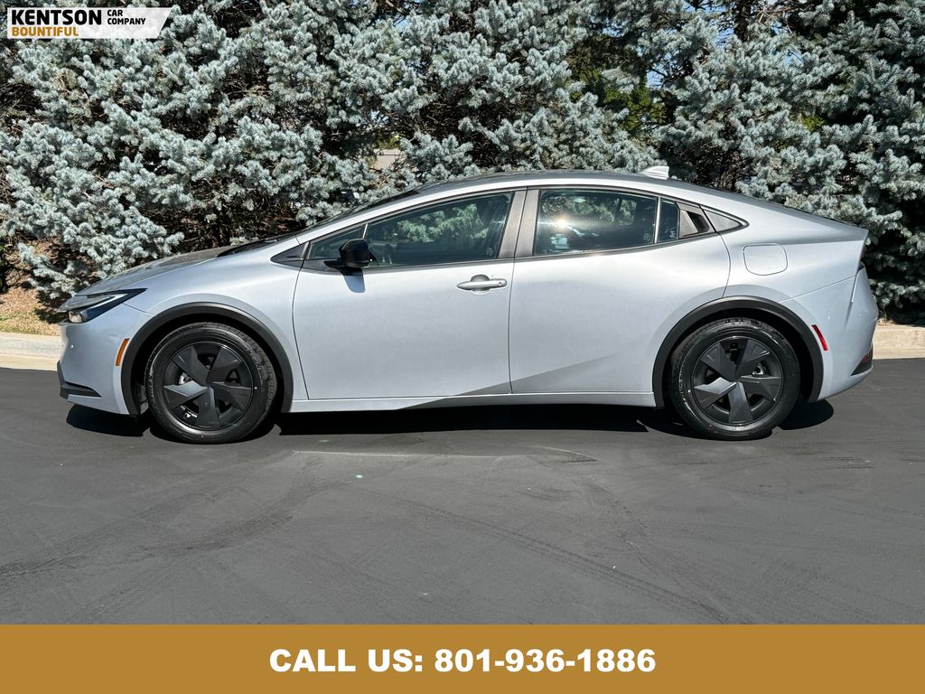 2024 Toyota Prius LE photo 4