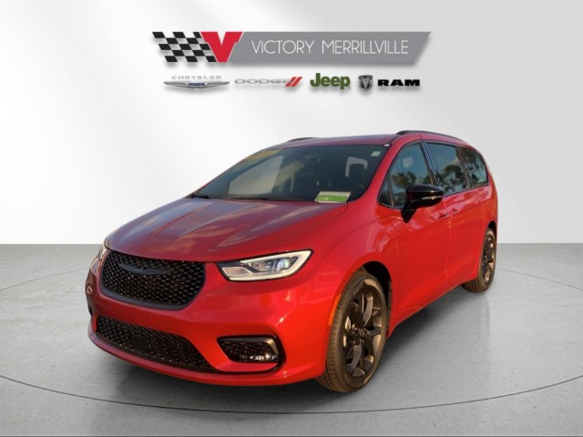 2026 Chrysler Pacifica Select's photo