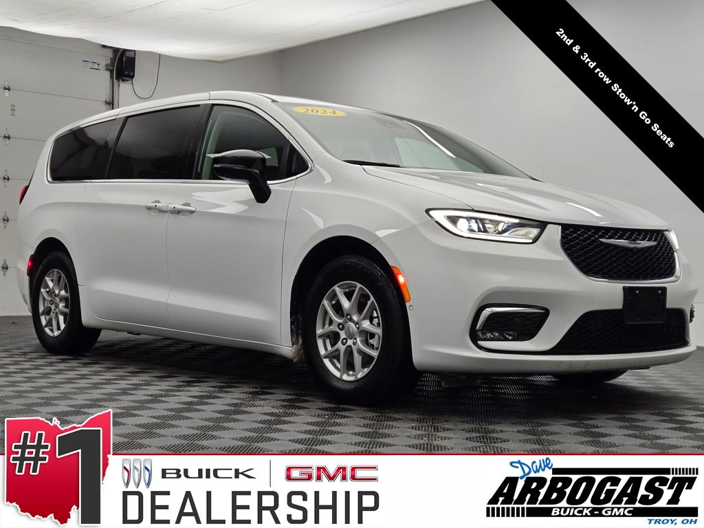 2024 Chrysler Pacifica Touring L's photo