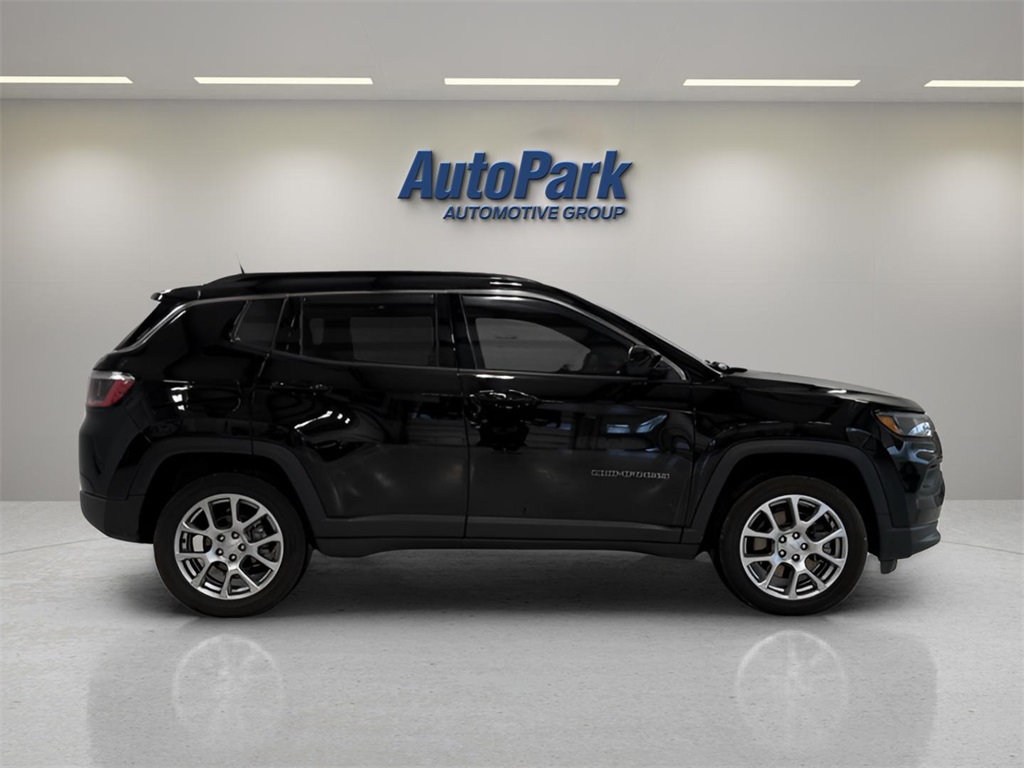 2023 Jeep Compass Latitude Lux photo 2