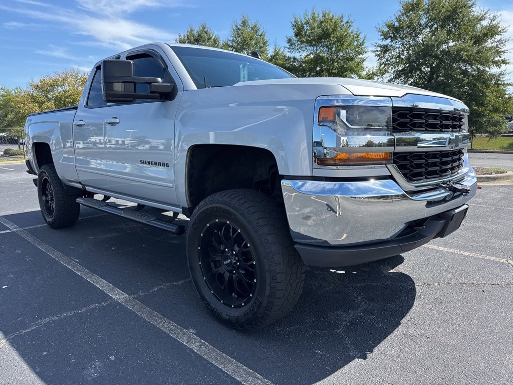 2018 Chevrolet Silverado 1500 LT photo 2