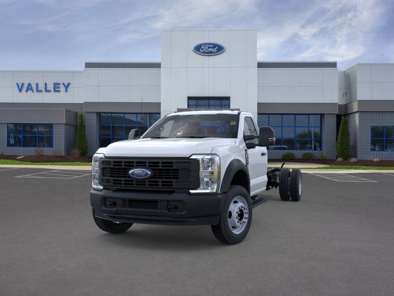2025 Ford F-450 photo 2