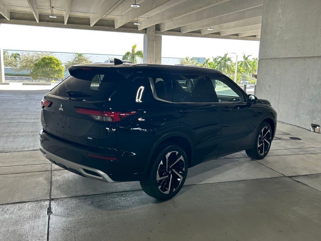 2024 Mitsubishi Outlander SEL photo 3