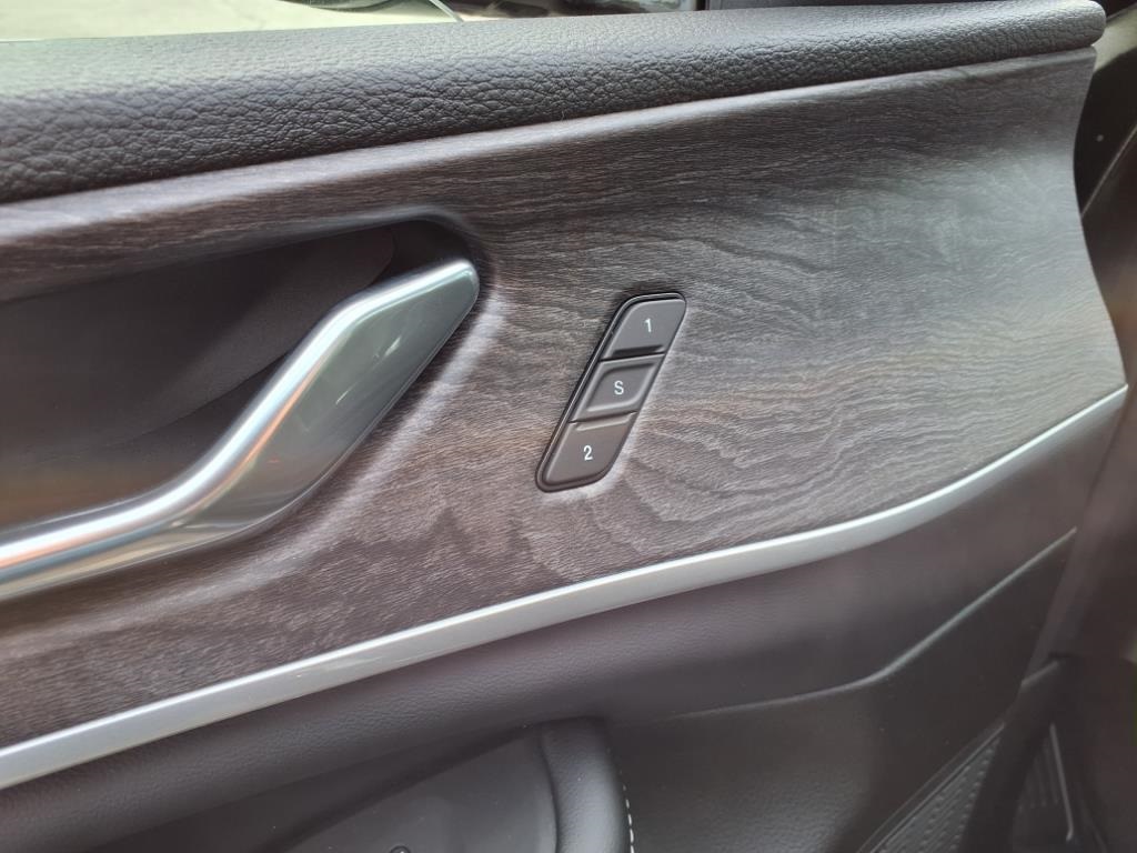 2025 Jeep Grand Cherokee Limited photo 4
