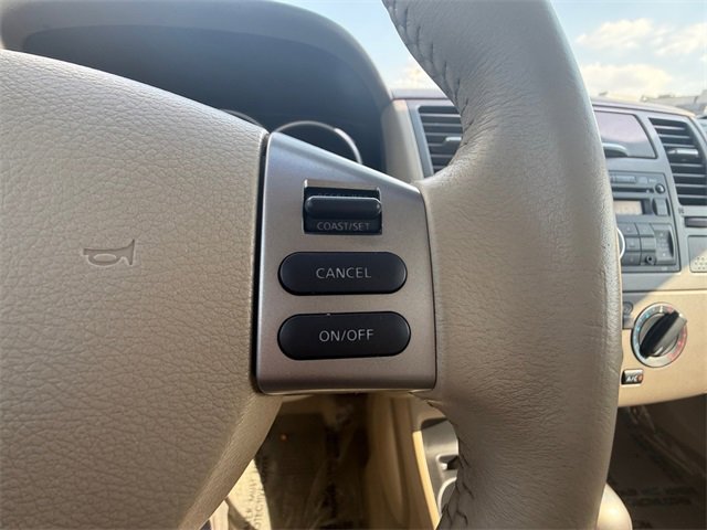 2011 Nissan Versa SL photo 19