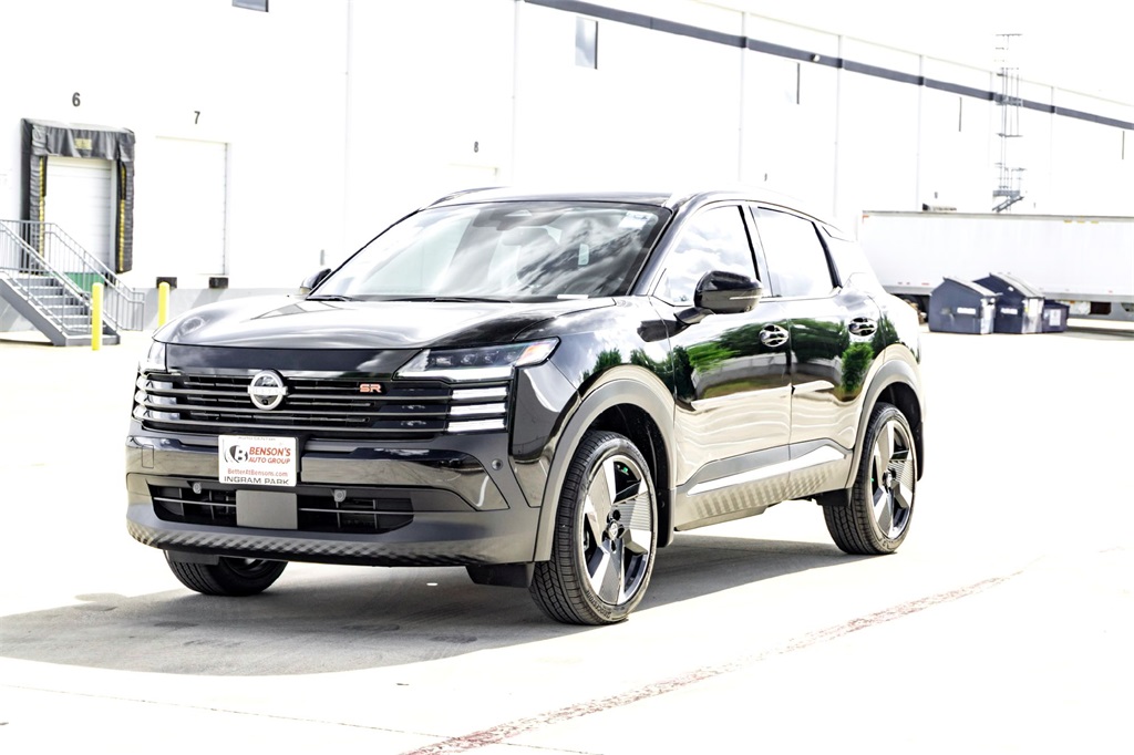 2026 Nissan Kicks SR photo 3