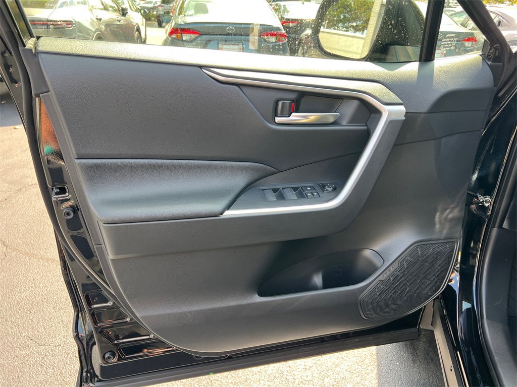2025 Toyota RAV4 Hybrid XLE photo 10